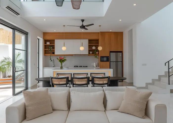 Villa Casa Embra - Elegant 4br In Berawa, 5 Mins To Beach!