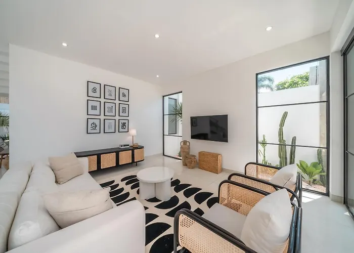 Villa Casa Embra - Elegant 4Br Villa In Berawa, 5 Mins To Beach! Canggu (Bali)