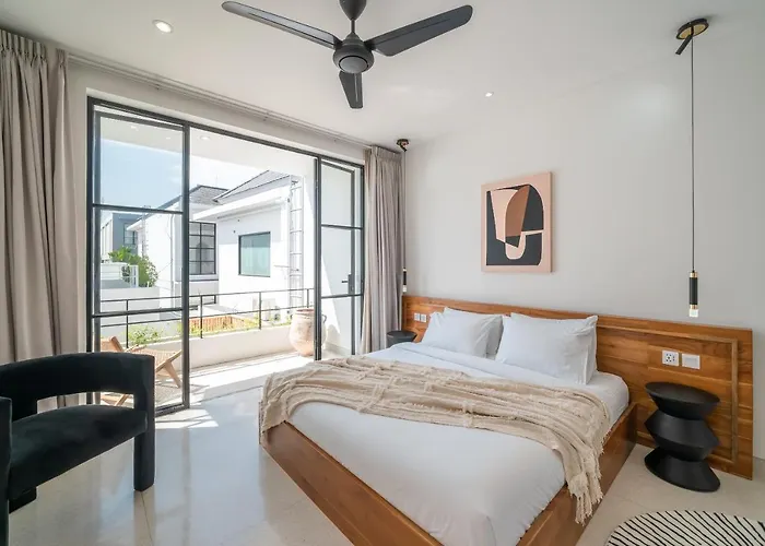 Villa Casa Embra - Elegant 4br In Berawa, 5 Mins To Beach!