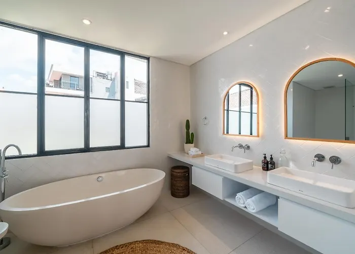 Villa Casa Embra - Elegant 4br In Berawa, 5 Mins To Beach! Canggu