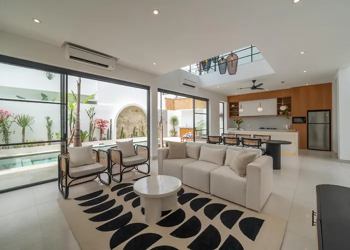 Casa Embra - Elegant 4br In Berawa, 5 Mins To Beach! Canggu