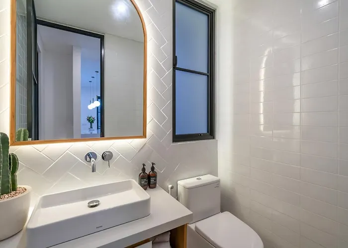 Villa Casa Embra - Elegant 4br In Berawa, 5 Mins To Beach! *