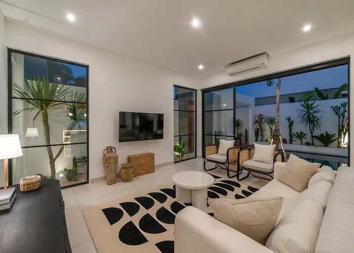 Villa Casa Embra - Elegant 4br In Berawa, 5 Mins To Beach!