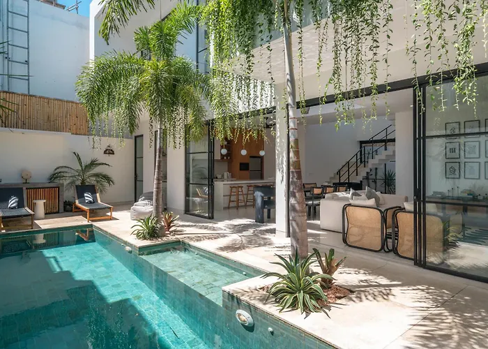 Casa Embra - Elegant 4br In Berawa, 5 Mins To Beach! Canggu