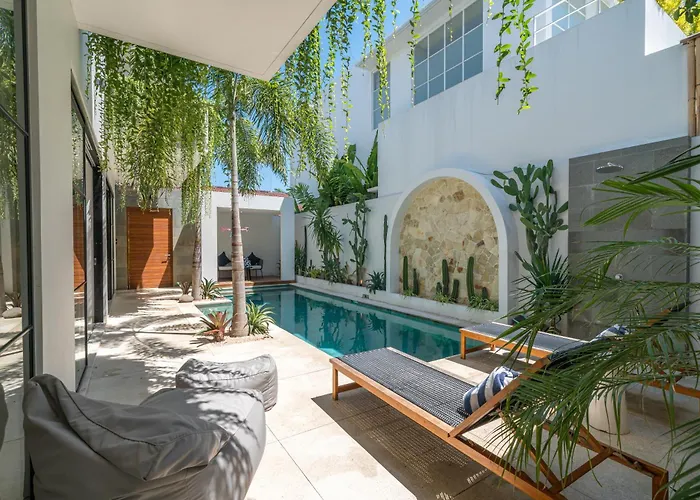 Casa Embra - Elegant 4br In Berawa, 5 Mins To Beach! Villa Canggu