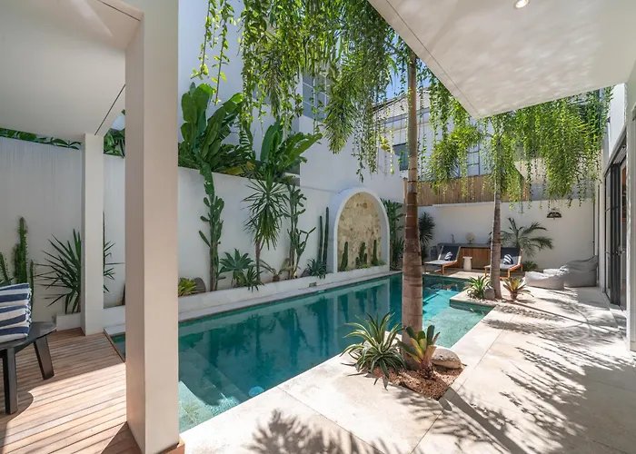 Casa Embra - Elegant 4br In Berawa, 5 Mins To Beach! *
