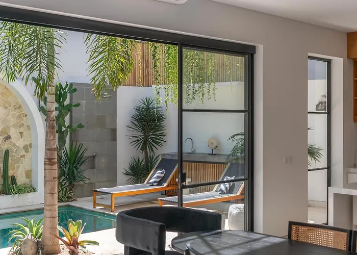 Casa Embra - Elegant 4br In Berawa, 5 Mins To Beach! Villa Canggu