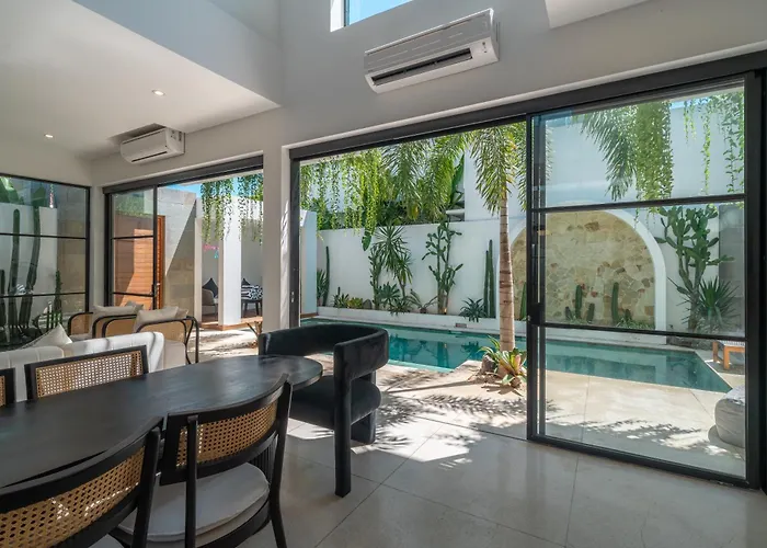 Casa Embra - Elegant 4br In Berawa, 5 Mins To Beach! *
